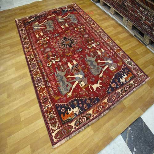 فرش دستباف شيراز طرح تخت جمشید سایز قالي رنگ زمینه لاكي رنگ حاشیه كرم کد ۳۸۵۱۱