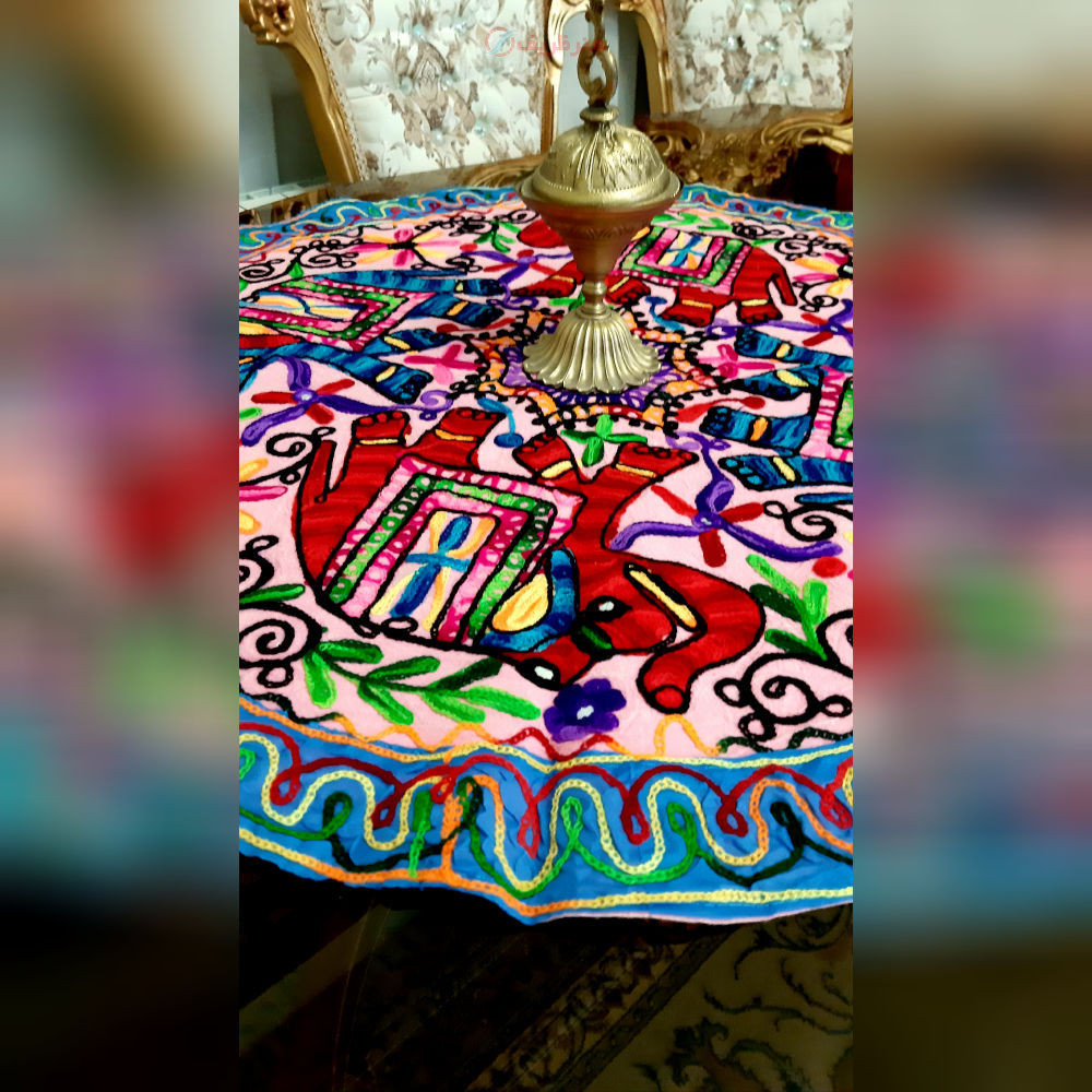 رومیزی گرد سوزن دوزی و آینه کاری B-6 با پارچه کتان درجه 1، دوخت با کیفیت بالا