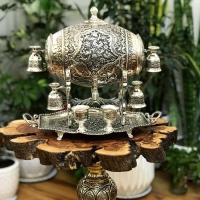 خرید، قیمت و مشخصات بشکه شربت خوری برنجی قلم دست اعلاء سیاه قلم به همراه سینی و پیک برنجی قلم زنی | هنرظریف